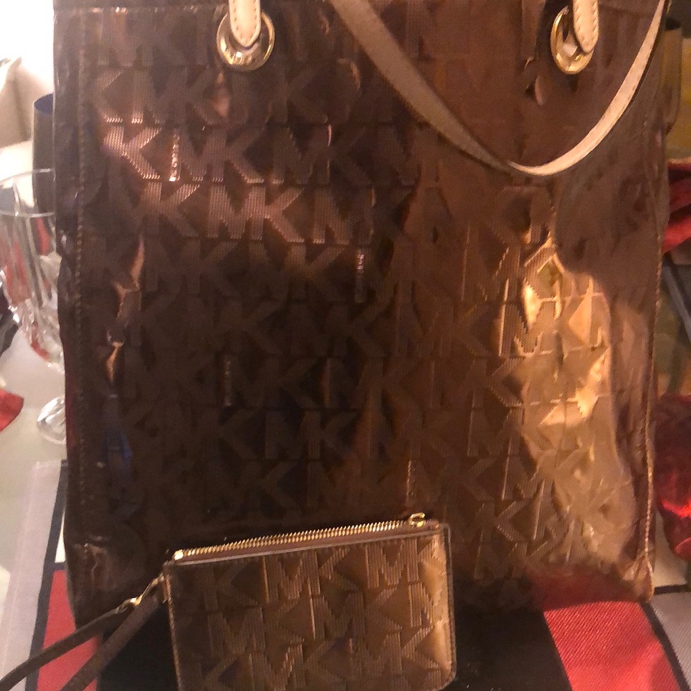 😎Michael Kors Bronze Tote Bag Elegant Design includes matching wristlet💕